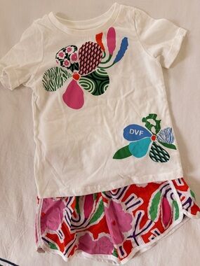 Diane Von Furstenberg Kids White Floral Graphic Tee & Multicolor Shorts Set